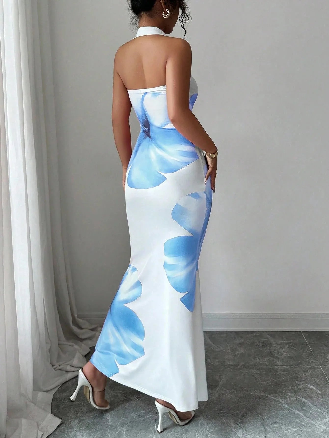 Vestido largo ajustado estampado con escote halter y espalda descubierta para mujer, nuevo estilo de moda 2026.