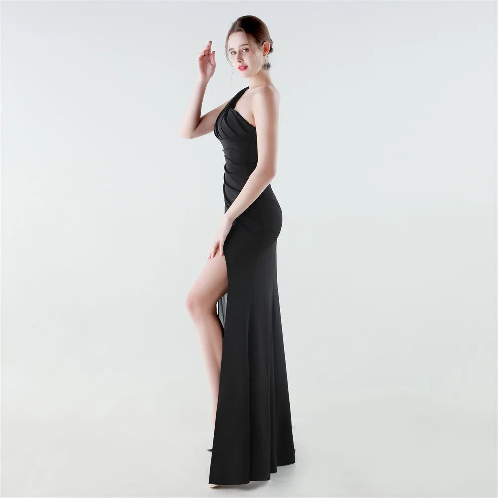 elegante vestido de sirena con abertura alta, corte ajustado, ideal para fiestas y graduaciones.