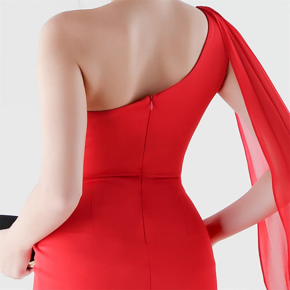 elegante vestido de sirena con abertura alta, corte ajustado, ideal para fiestas y graduaciones.
