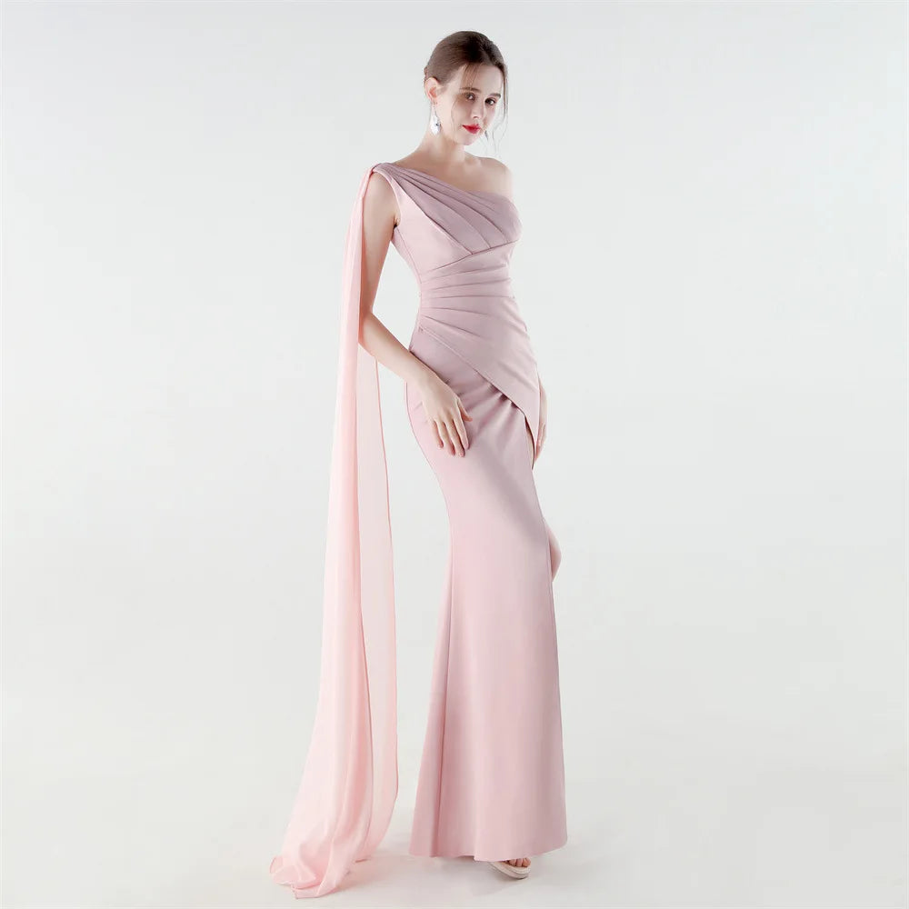 elegante vestido de sirena con abertura alta, corte ajustado, ideal para fiestas y graduaciones.