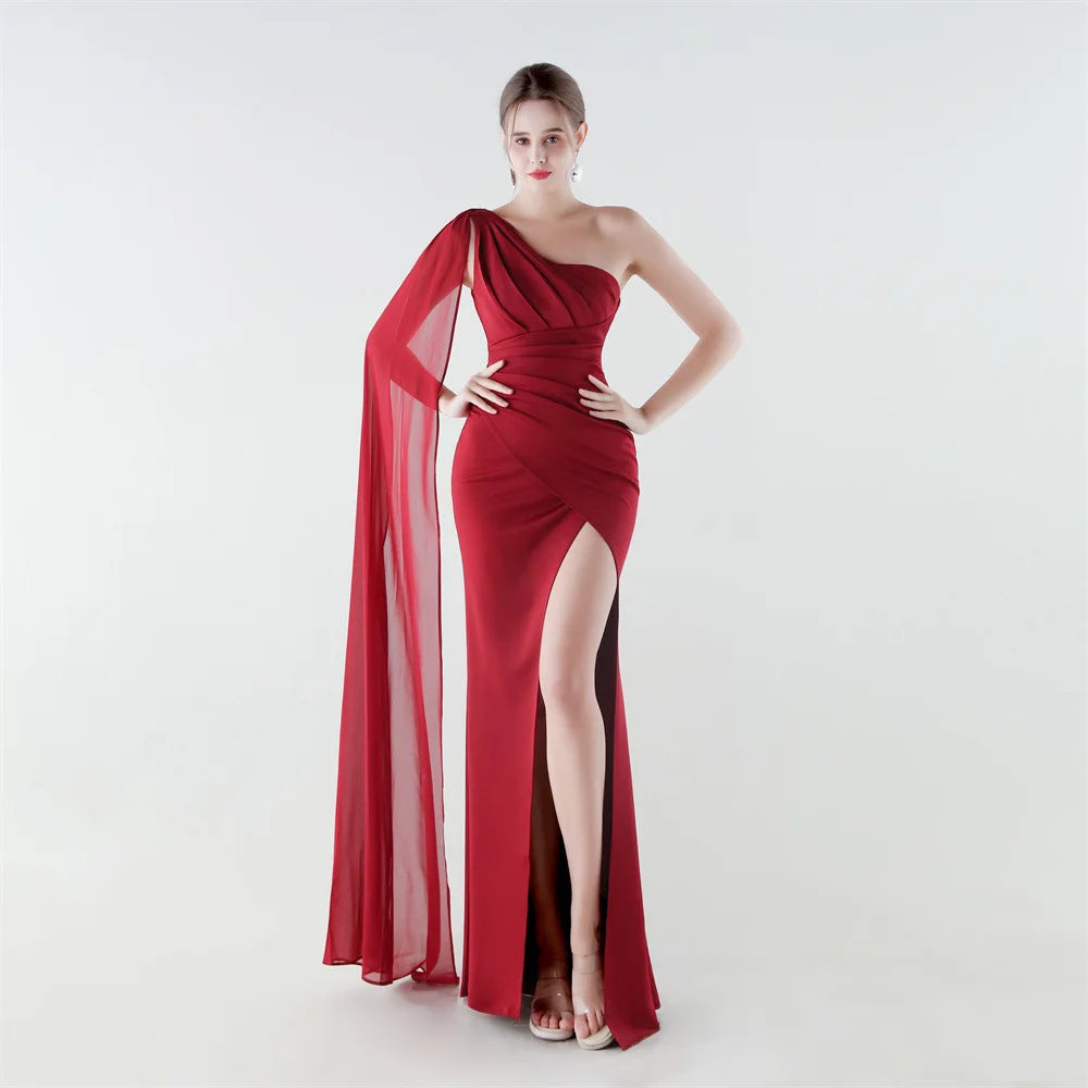 elegante vestido de sirena con abertura alta, corte ajustado, ideal para fiestas y graduaciones.