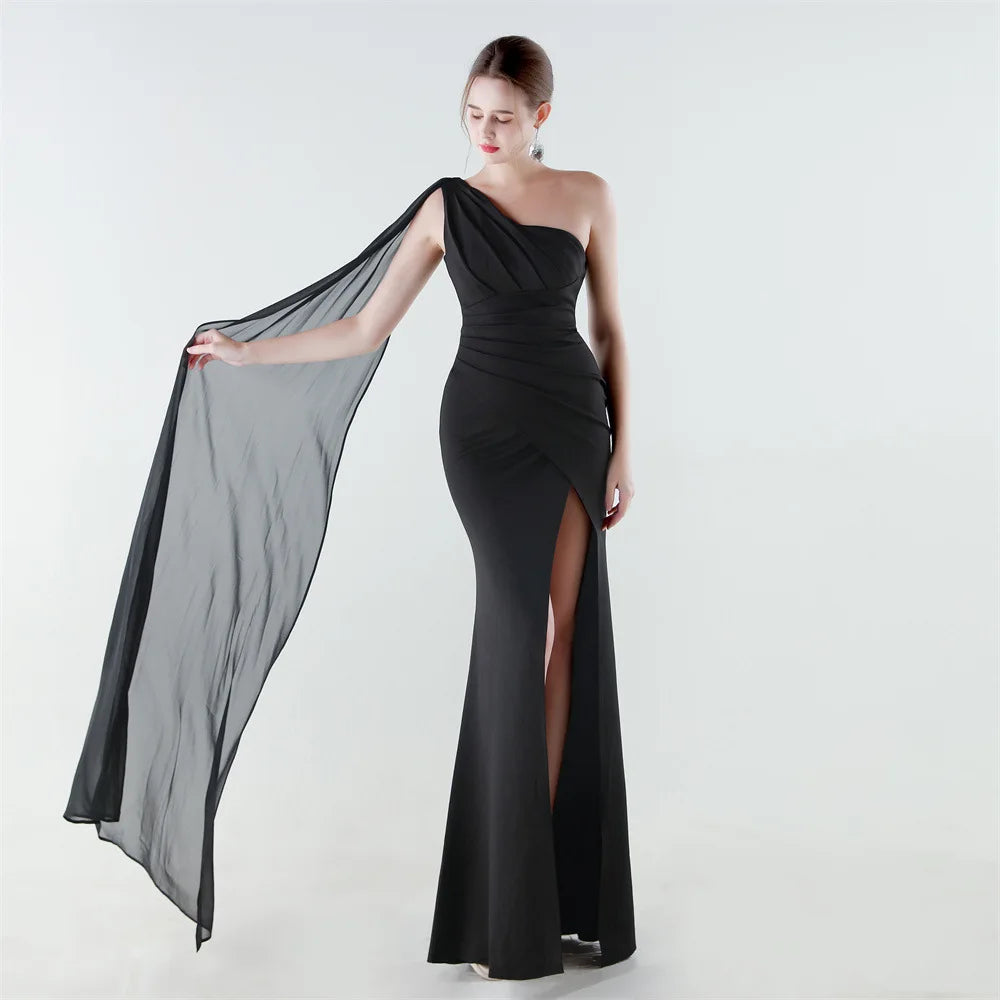 elegante vestido de sirena con abertura alta, corte ajustado, ideal para fiestas y graduaciones.