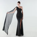 elegante vestido de sirena con abertura alta, corte ajustado, ideal para fiestas y graduaciones.