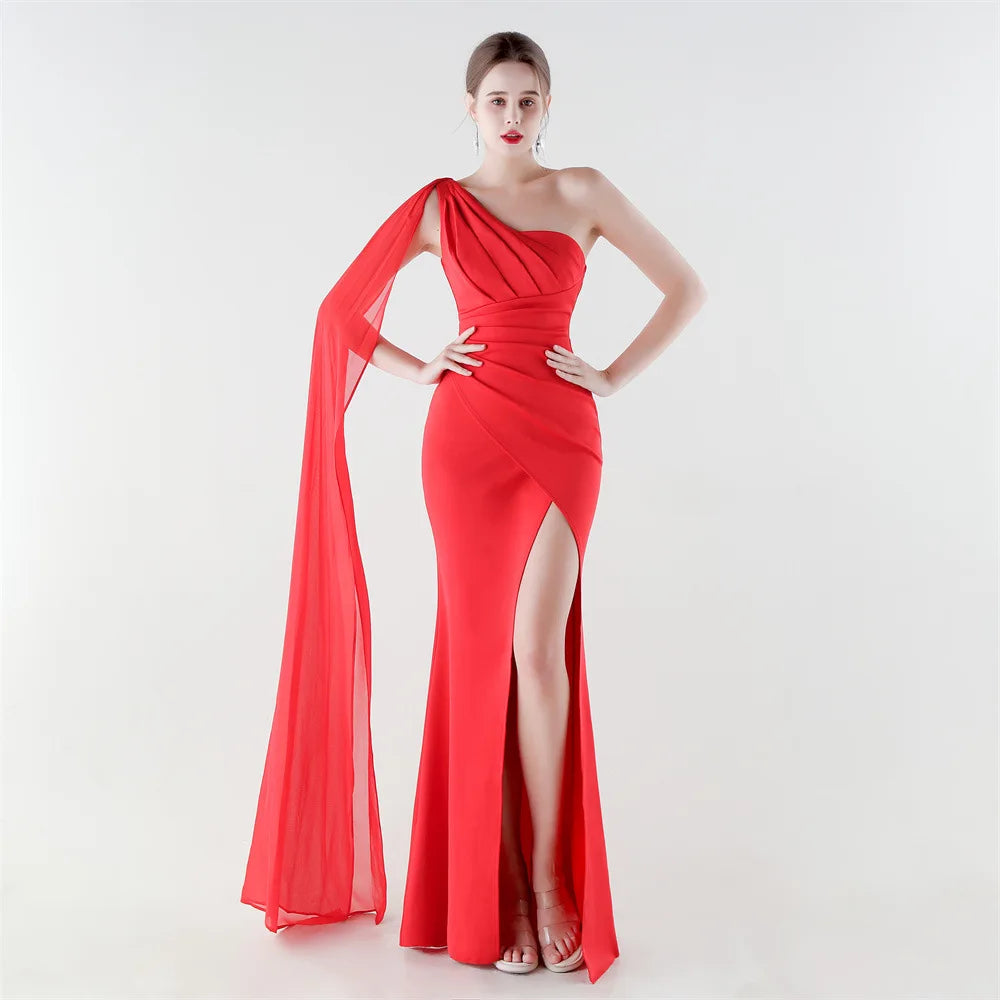 elegante vestido de sirena con abertura alta, corte ajustado, ideal para fiestas y graduaciones.