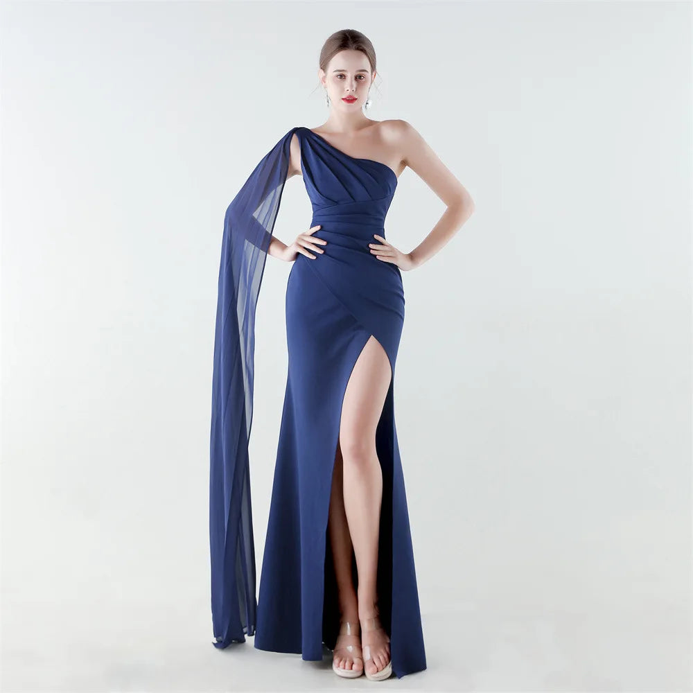 elegante vestido de sirena con abertura alta, corte ajustado, ideal para fiestas y graduaciones.