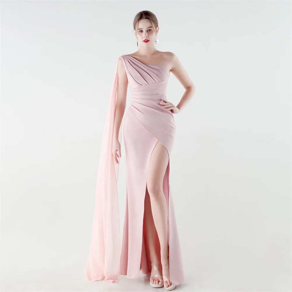 elegante vestido de sirena con abertura alta, corte ajustado, ideal para fiestas y graduaciones.