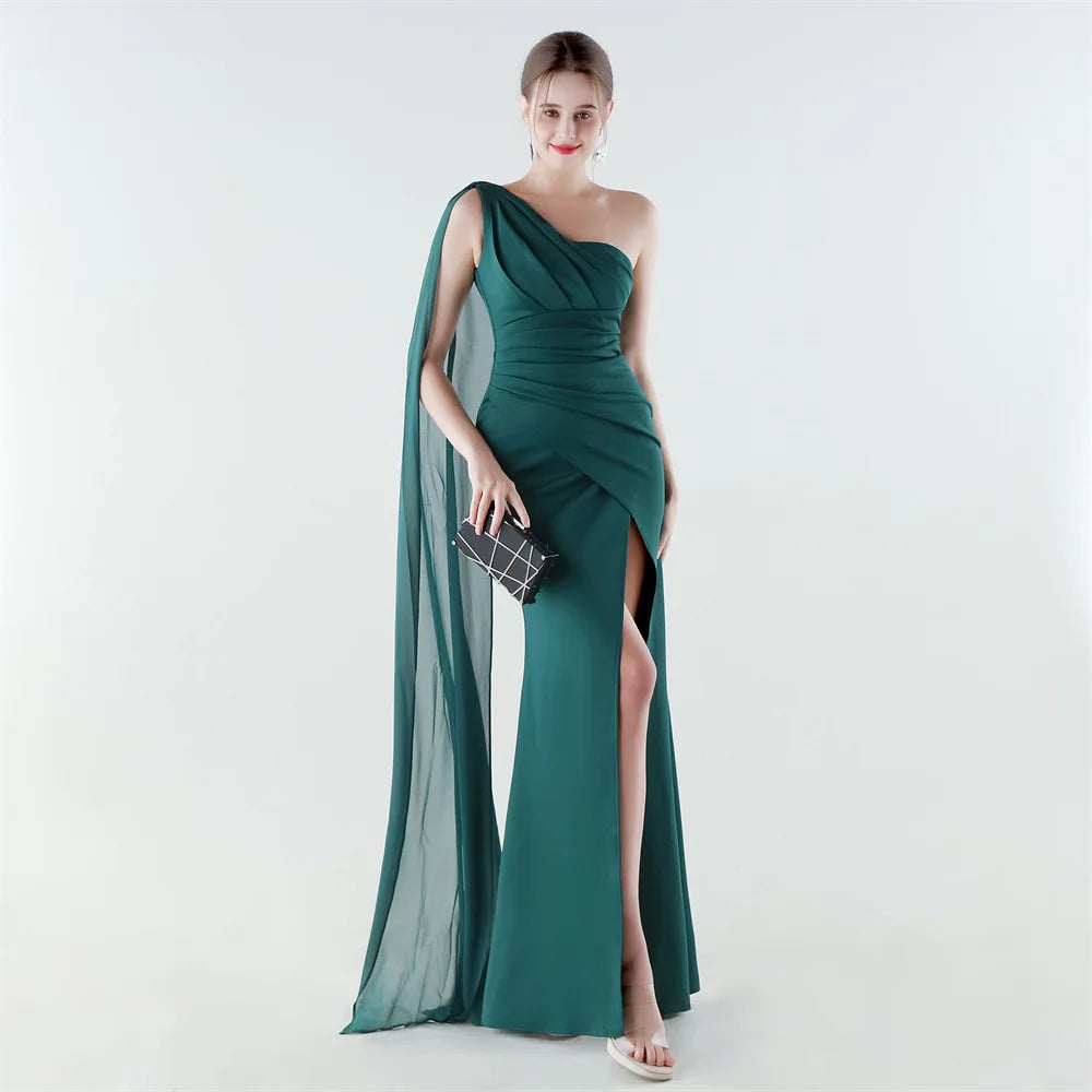 elegante vestido de sirena con abertura alta, corte ajustado, ideal para fiestas y graduaciones.