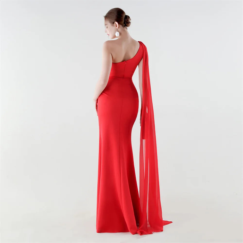 elegante vestido de sirena con abertura alta, corte ajustado, ideal para fiestas y graduaciones.