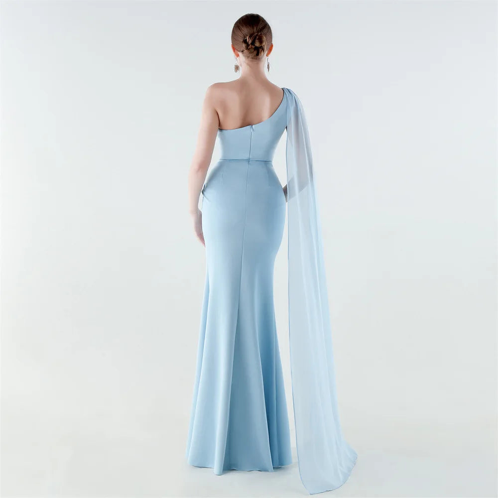 elegante vestido de sirena con abertura alta, corte ajustado, ideal para fiestas y graduaciones.