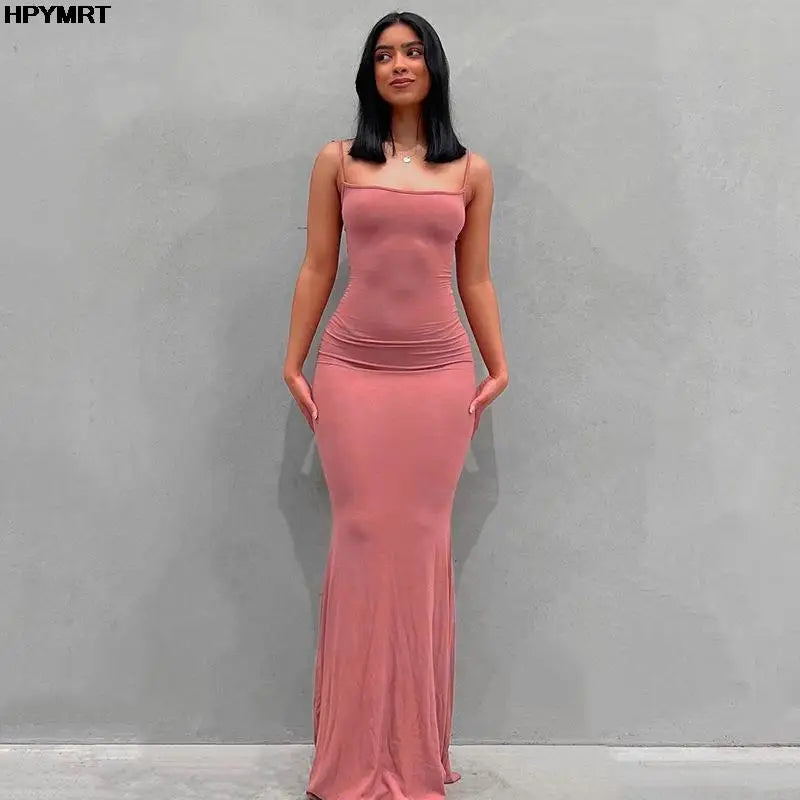 Vestido largo ajustado sin mangas y con espalda descubierta elegantes y ceñidos al cuerpo.