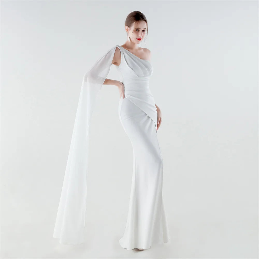 elegante vestido de sirena con abertura alta, corte ajustado, ideal para fiestas y graduaciones.
