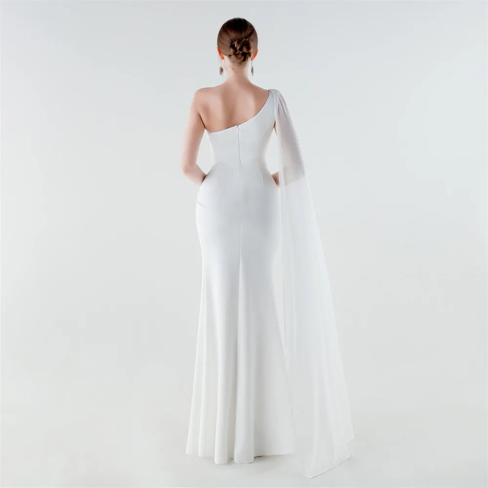 elegante vestido de sirena con abertura alta, corte ajustado, ideal para fiestas y graduaciones.