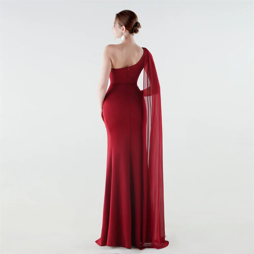 elegante vestido de sirena con abertura alta, corte ajustado, ideal para fiestas y graduaciones.