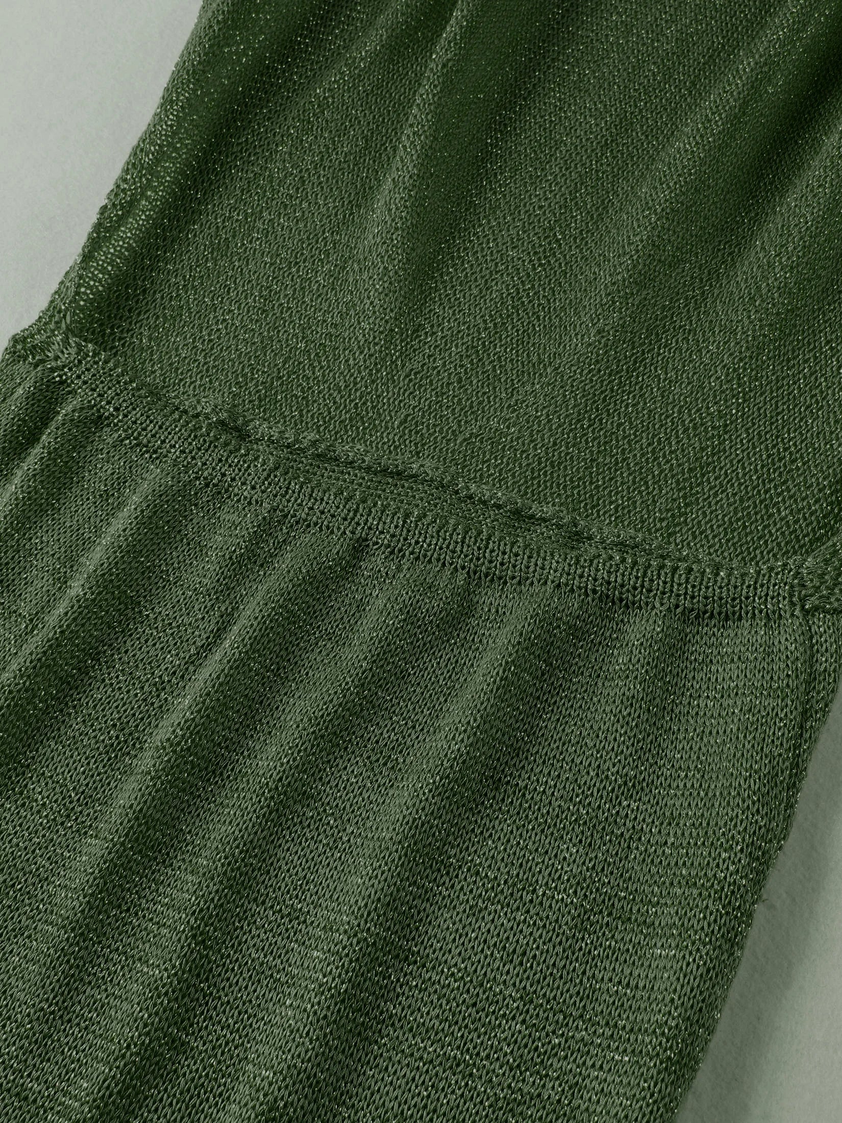Vestido corto de playa de punto de seda brillante con escote en V profundo y espalda descubierta, sexy y con volantes, ideal para vacaciones de verano 2026 (cinturón no incluido)