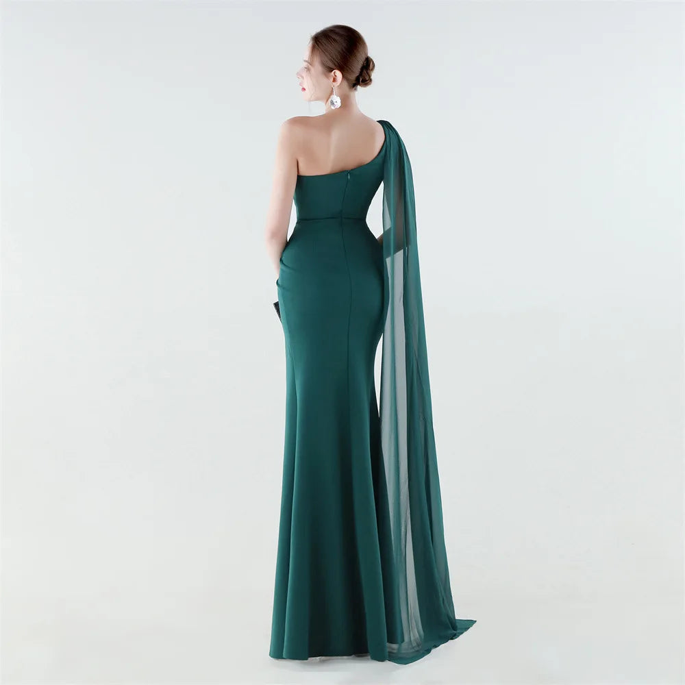 elegante vestido de sirena con abertura alta, corte ajustado, ideal para fiestas y graduaciones.