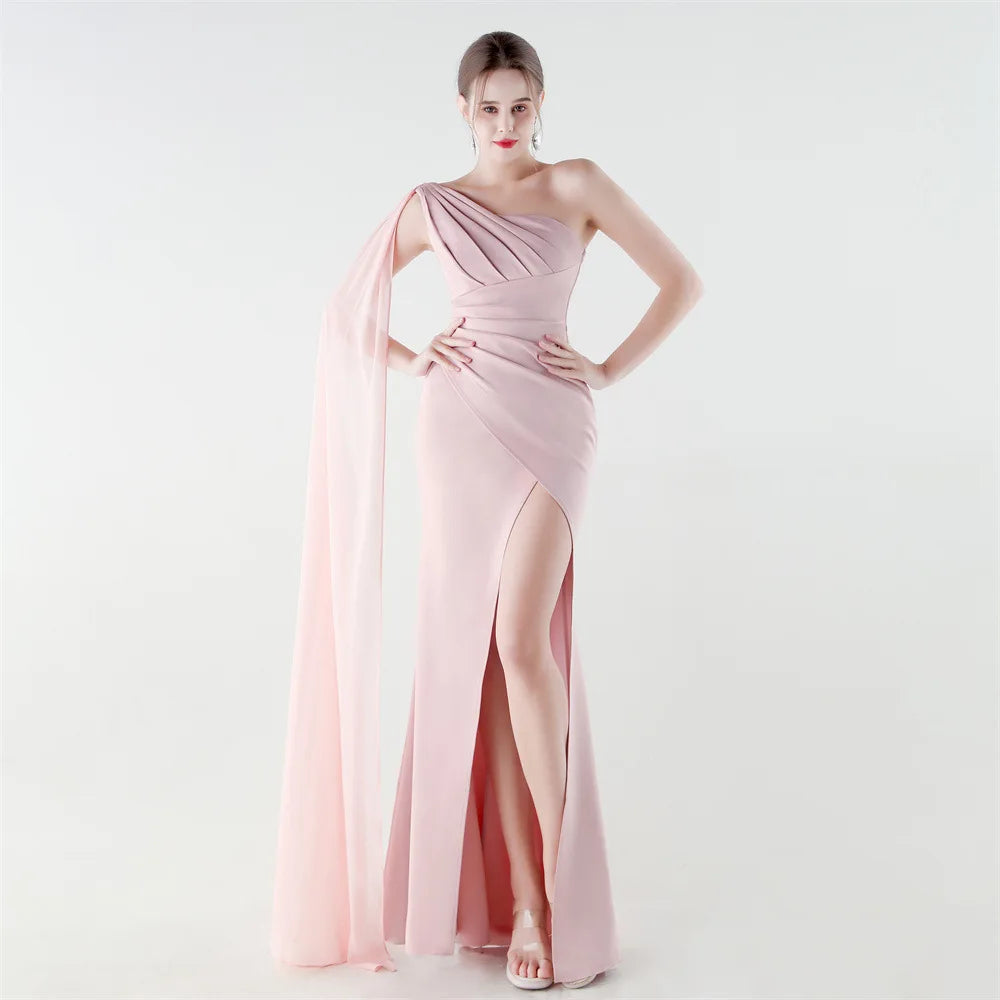 elegante vestido de sirena con abertura alta, corte ajustado, ideal para fiestas y graduaciones.
