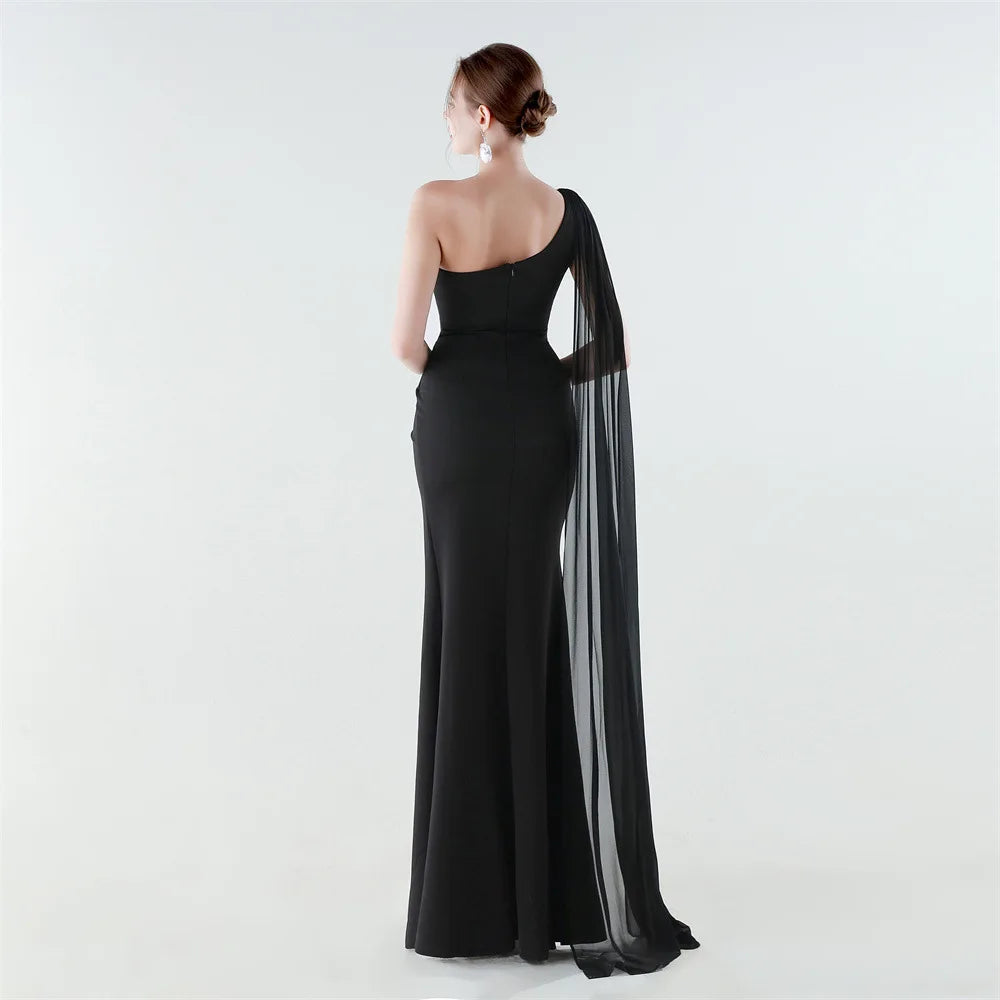 elegante vestido de sirena con abertura alta, corte ajustado, ideal para fiestas y graduaciones.