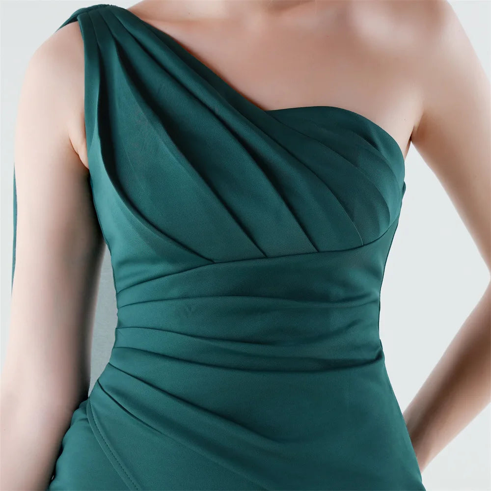 elegante vestido de sirena con abertura alta, corte ajustado, ideal para fiestas y graduaciones.