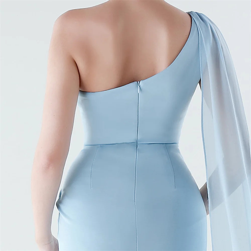 elegante vestido de sirena con abertura alta, corte ajustado, ideal para fiestas y graduaciones.