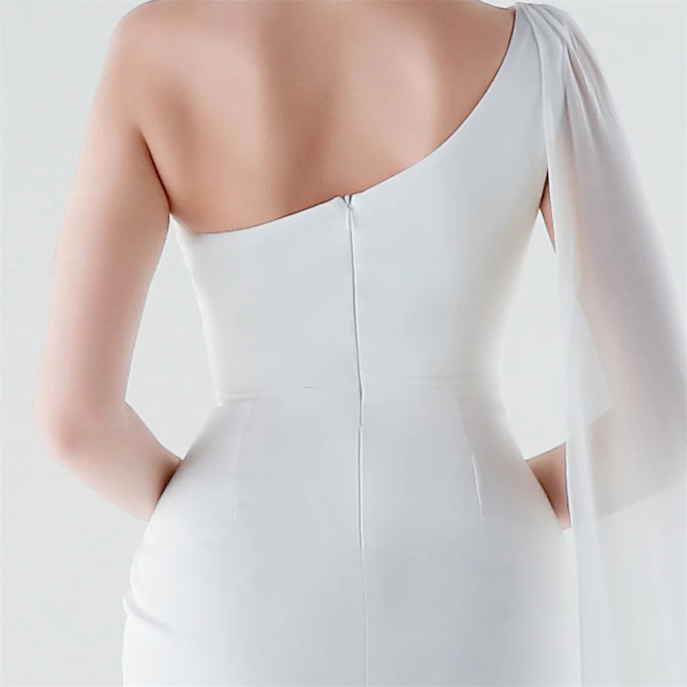 elegante vestido de sirena con abertura alta, corte ajustado, ideal para fiestas y graduaciones.