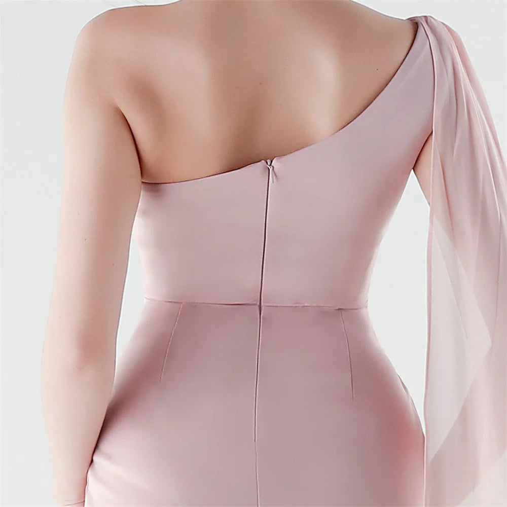 elegante vestido de sirena con abertura alta, corte ajustado, ideal para fiestas y graduaciones.