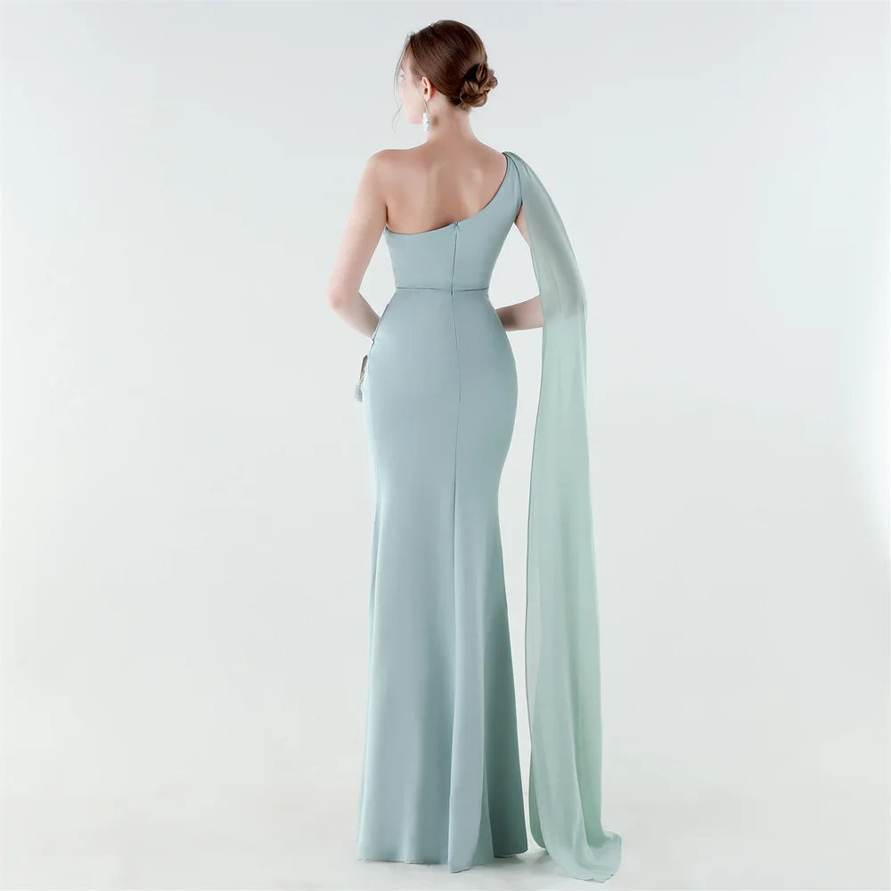 elegante vestido de sirena con abertura alta, corte ajustado, ideal para fiestas y graduaciones.