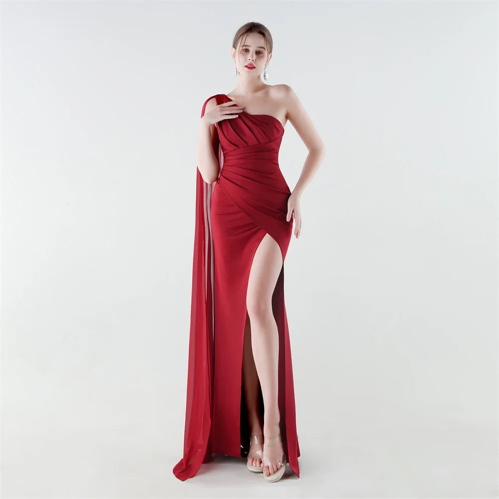 elegante vestido de sirena con abertura alta, corte ajustado, ideal para fiestas y graduaciones.