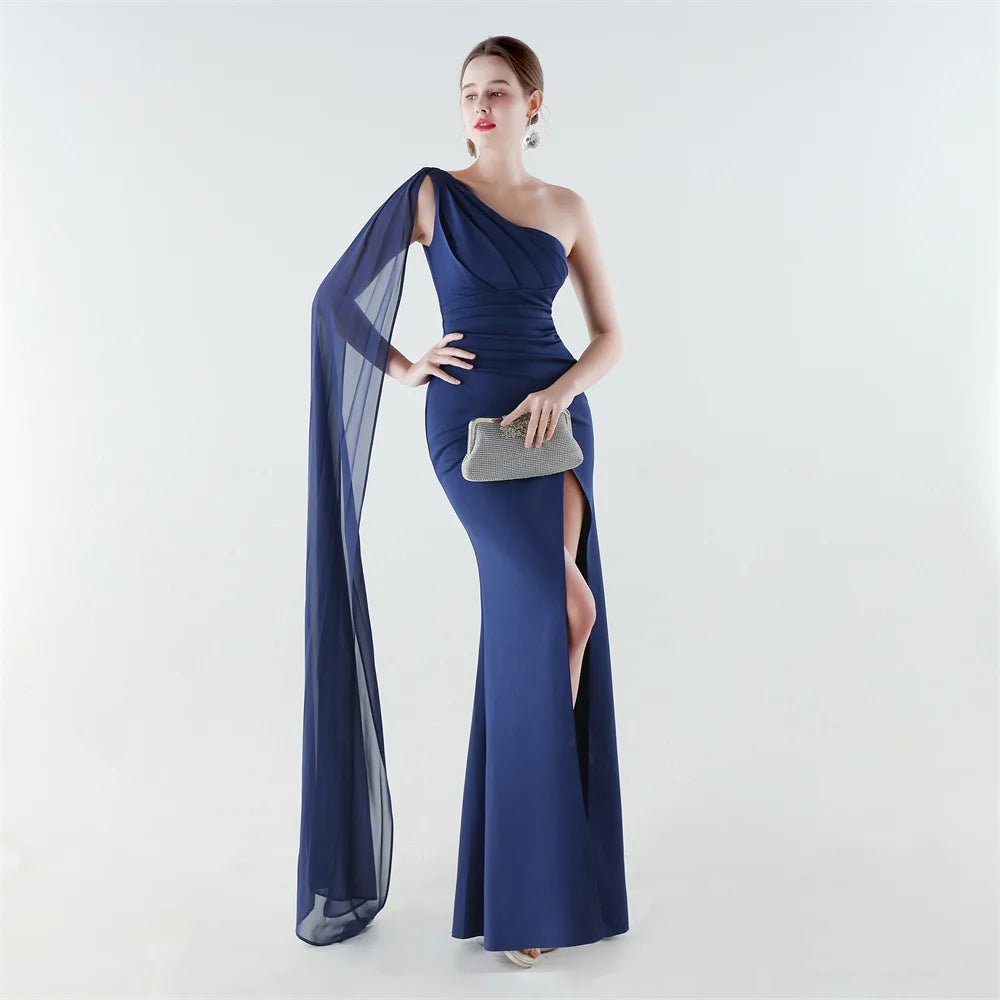 elegante vestido de sirena con abertura alta, corte ajustado, ideal para fiestas y graduaciones.
