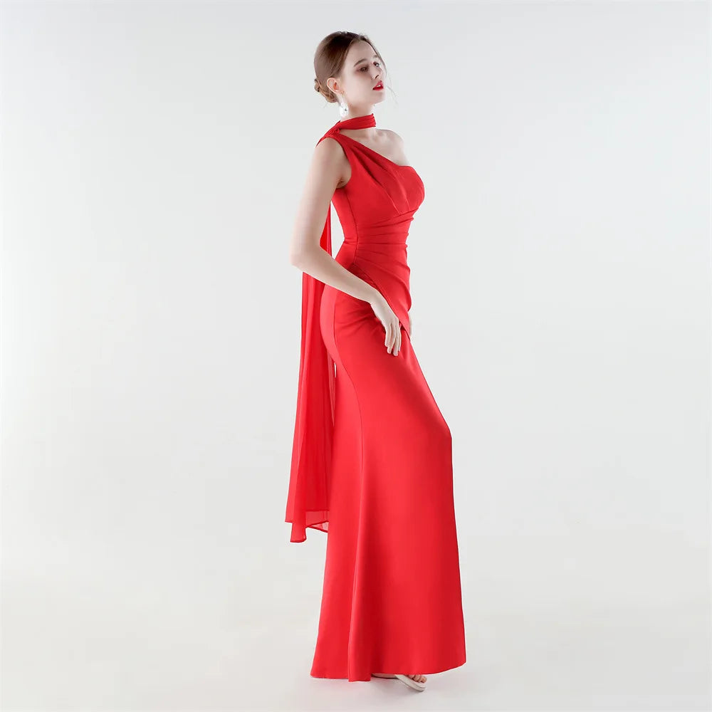 elegante vestido de sirena con abertura alta, corte ajustado, ideal para fiestas y graduaciones.