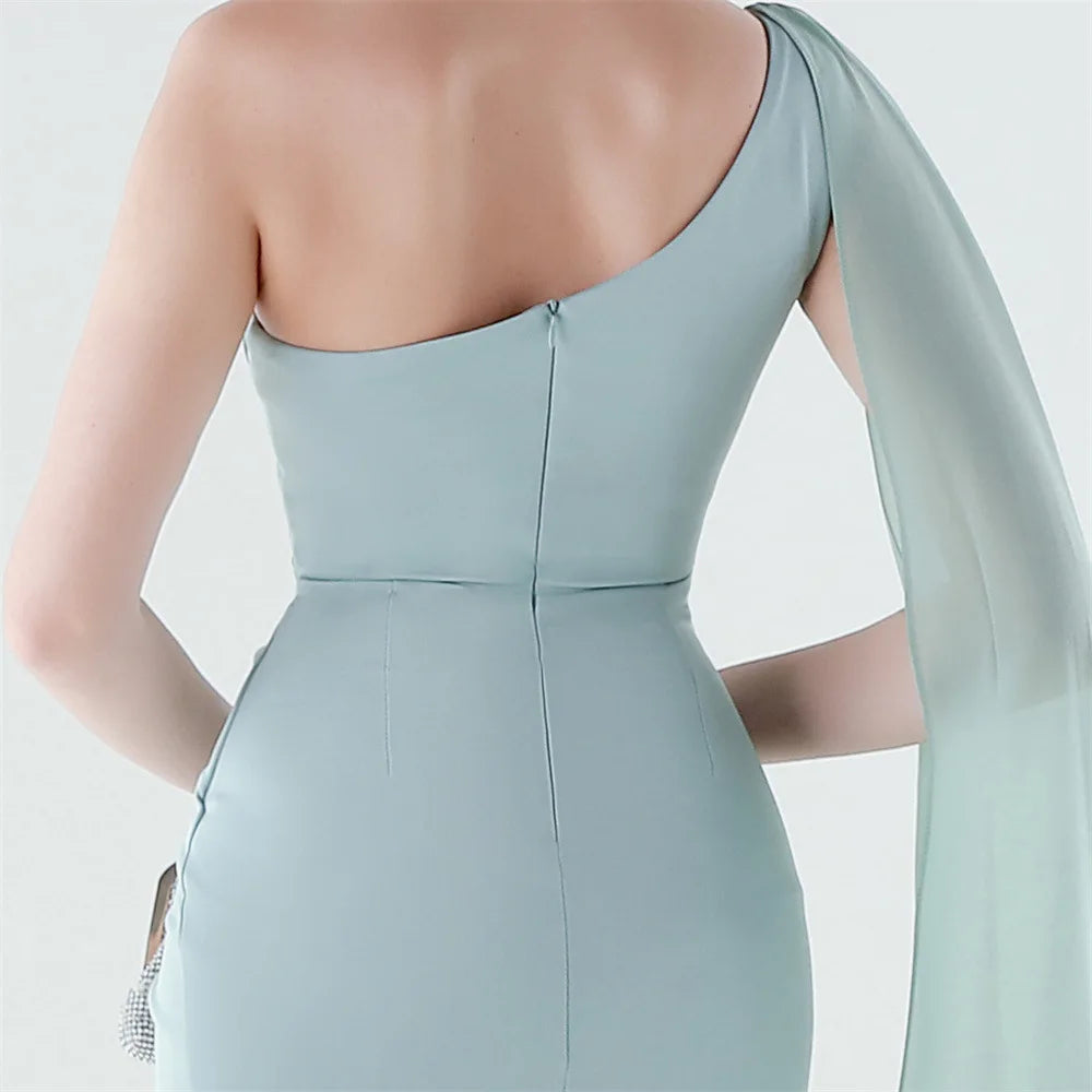 elegante vestido de sirena con abertura alta, corte ajustado, ideal para fiestas y graduaciones.