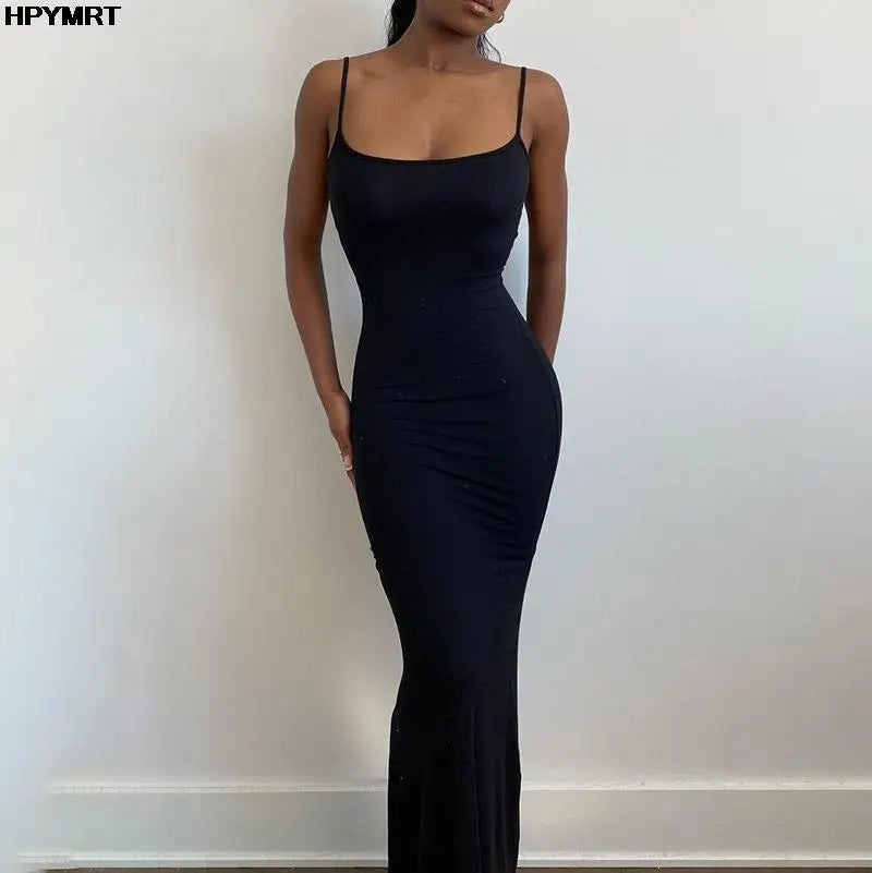 Vestido largo ajustado sin mangas y con espalda descubierta elegantes y ceñidos al cuerpo.