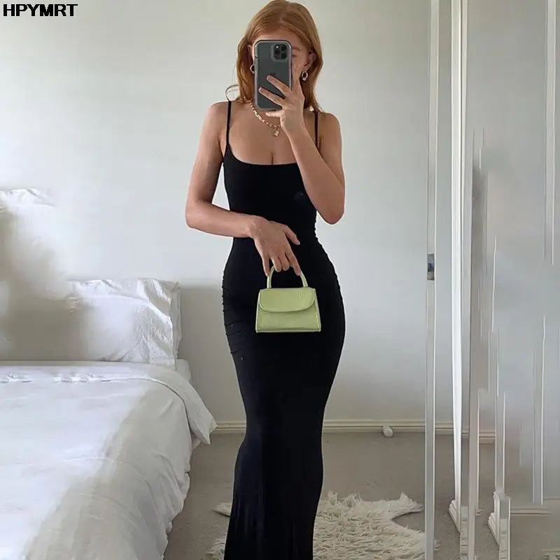 Vestido largo ajustado sin mangas y con espalda descubierta elegantes y ceñidos al cuerpo.