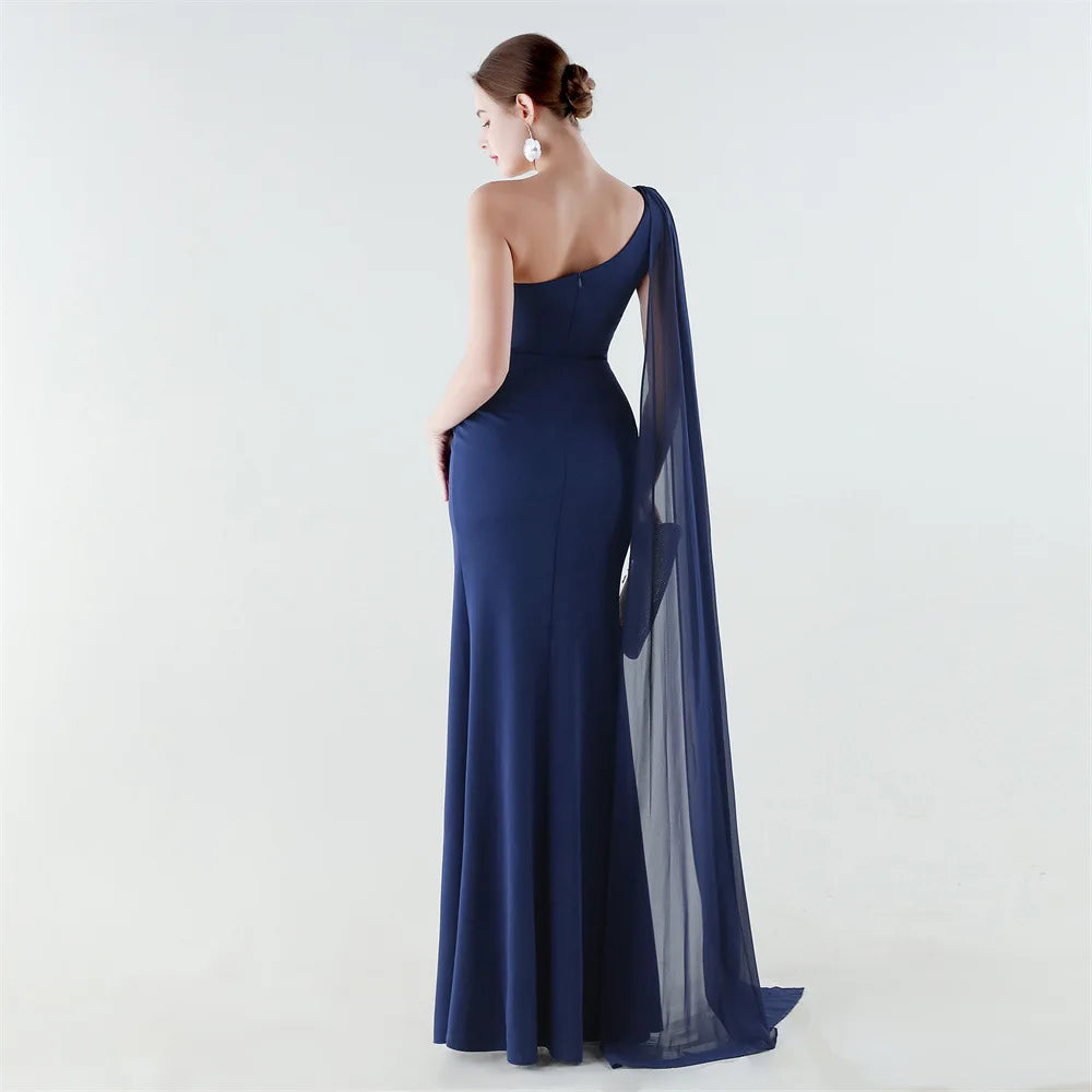elegante vestido de sirena con abertura alta, corte ajustado, ideal para fiestas y graduaciones.