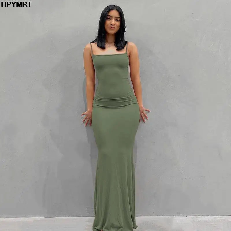 Vestido largo ajustado sin mangas y con espalda descubierta elegantes y ceñidos al cuerpo.