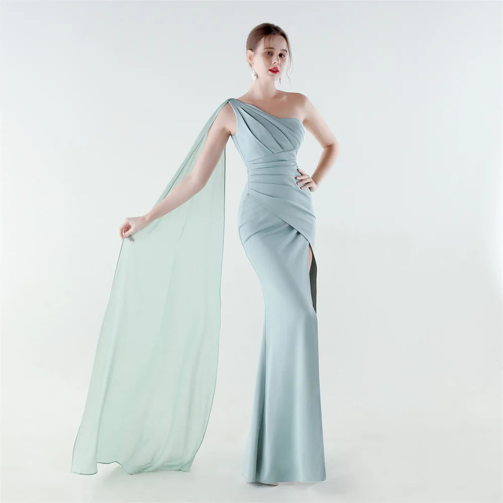 elegante vestido de sirena con abertura alta, corte ajustado, ideal para fiestas y graduaciones.