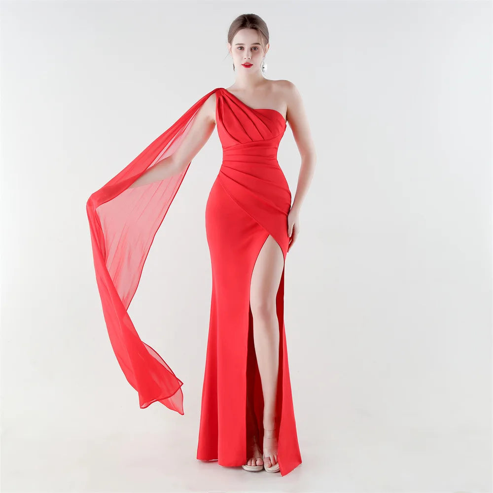 elegante vestido de sirena con abertura alta, corte ajustado, ideal para fiestas y graduaciones.