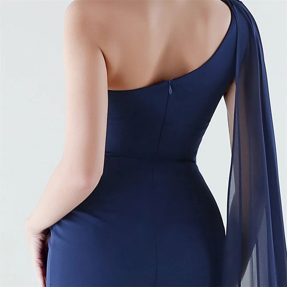 elegante vestido de sirena con abertura alta, corte ajustado, ideal para fiestas y graduaciones.