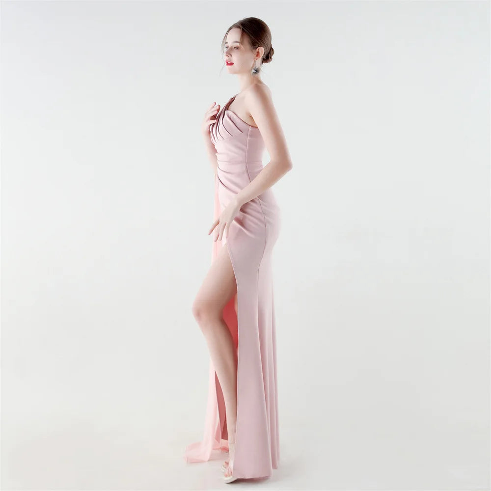 elegante vestido de sirena con abertura alta, corte ajustado, ideal para fiestas y graduaciones.