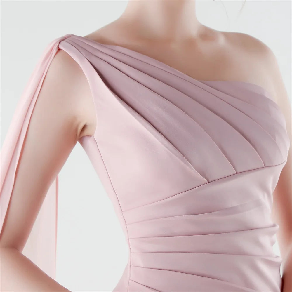 elegante vestido de sirena con abertura alta, corte ajustado, ideal para fiestas y graduaciones.