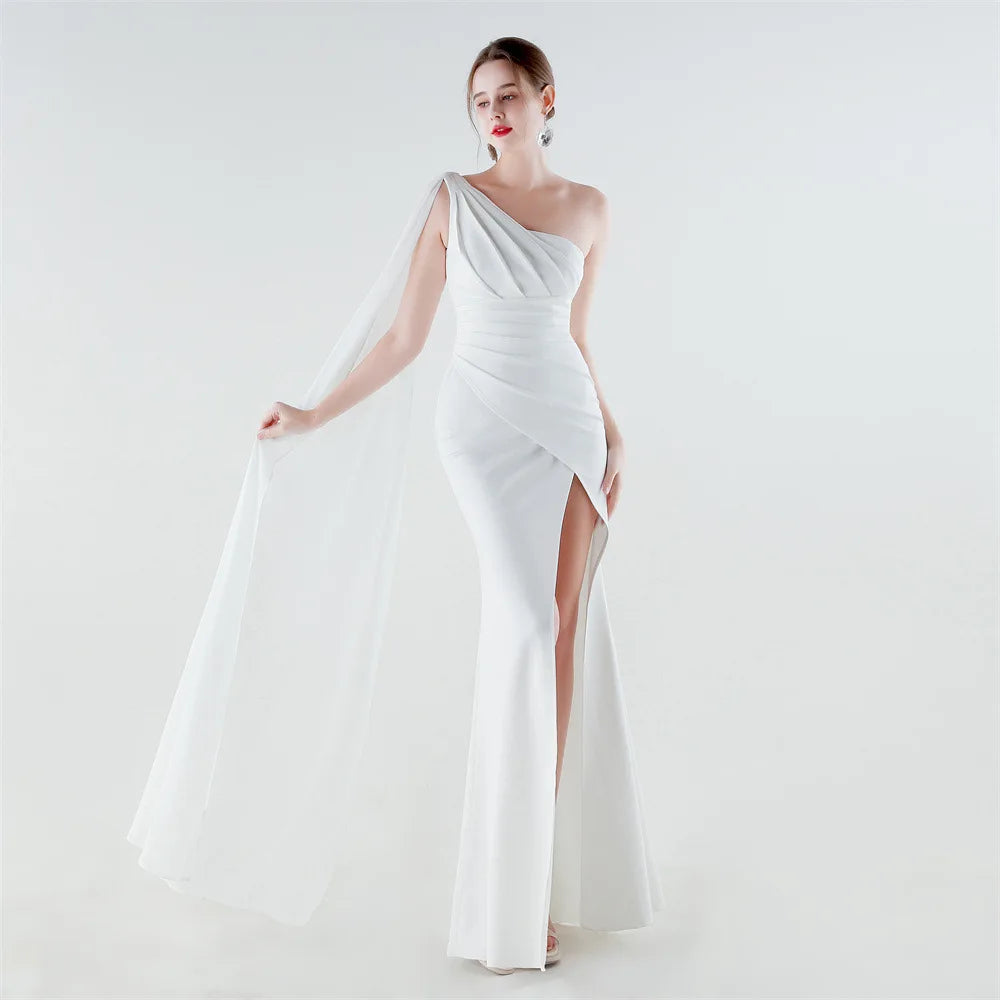 elegante vestido de sirena con abertura alta, corte ajustado, ideal para fiestas y graduaciones.