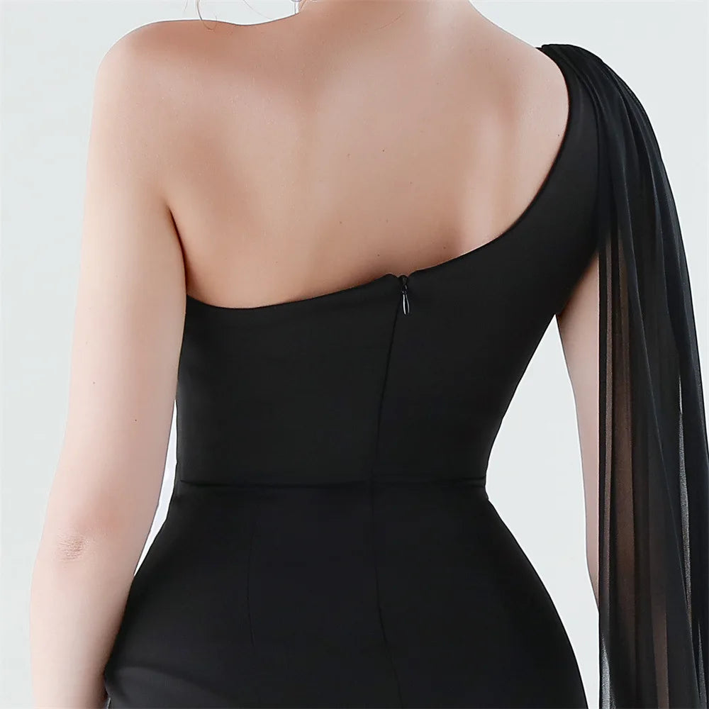 elegante vestido de sirena con abertura alta, corte ajustado, ideal para fiestas y graduaciones.
