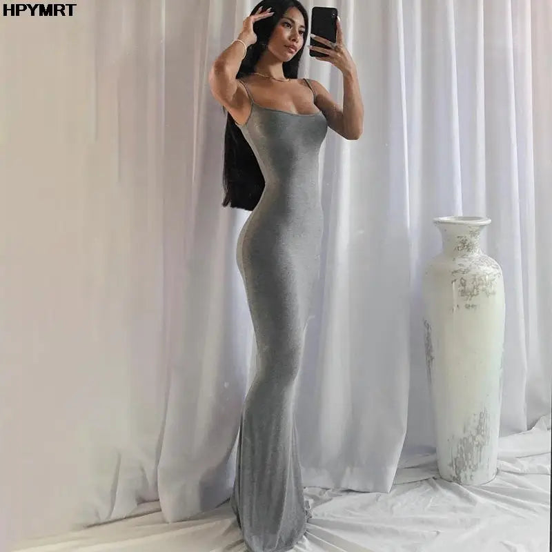 Vestido largo ajustado sin mangas y con espalda descubierta elegantes y ceñidos al cuerpo.