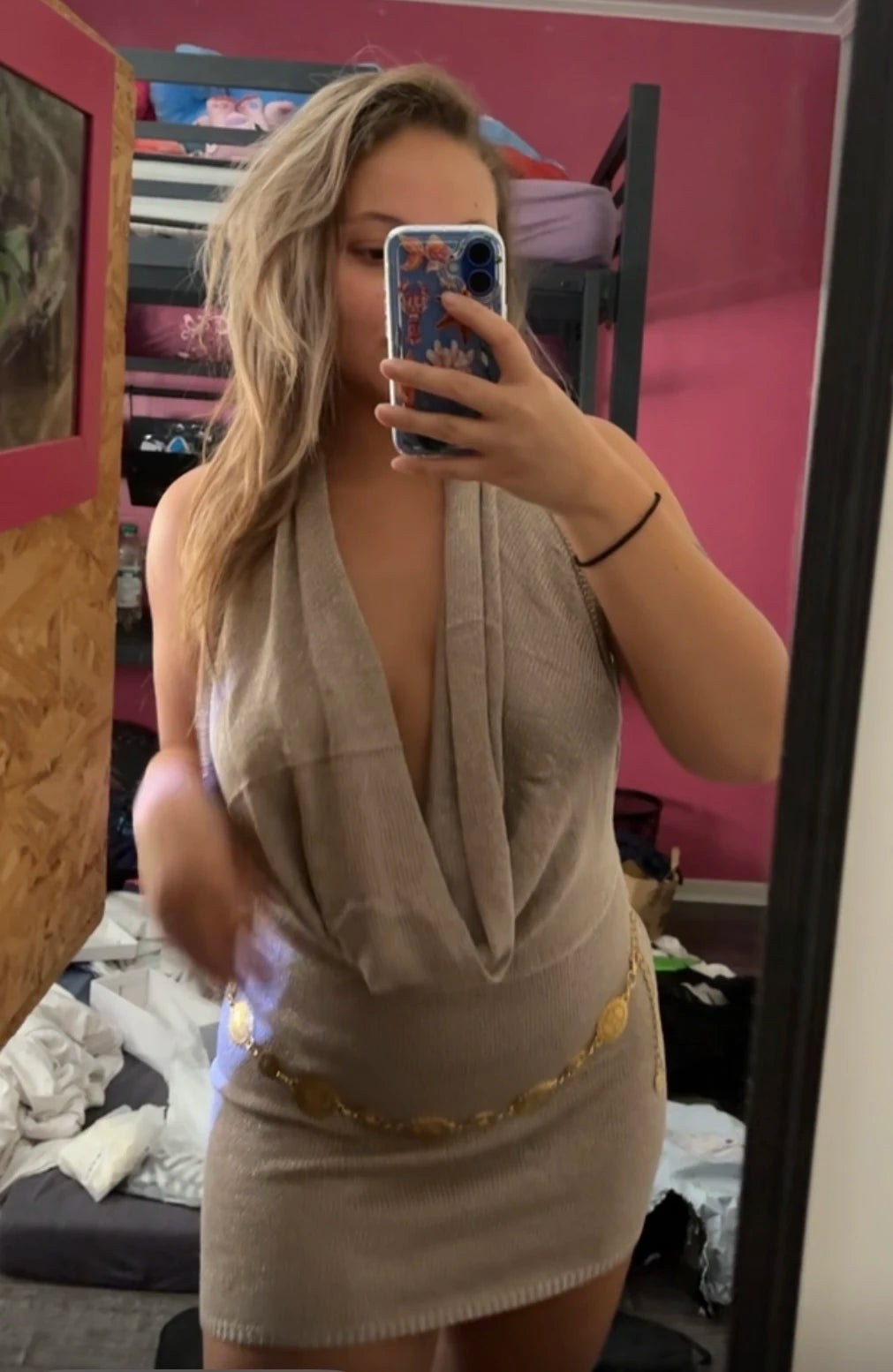 Vestido corto de playa de punto de seda brillante con escote en V profundo y espalda descubierta, sexy y con volantes, ideal para vacaciones de verano 2026 (cinturón no incluido)