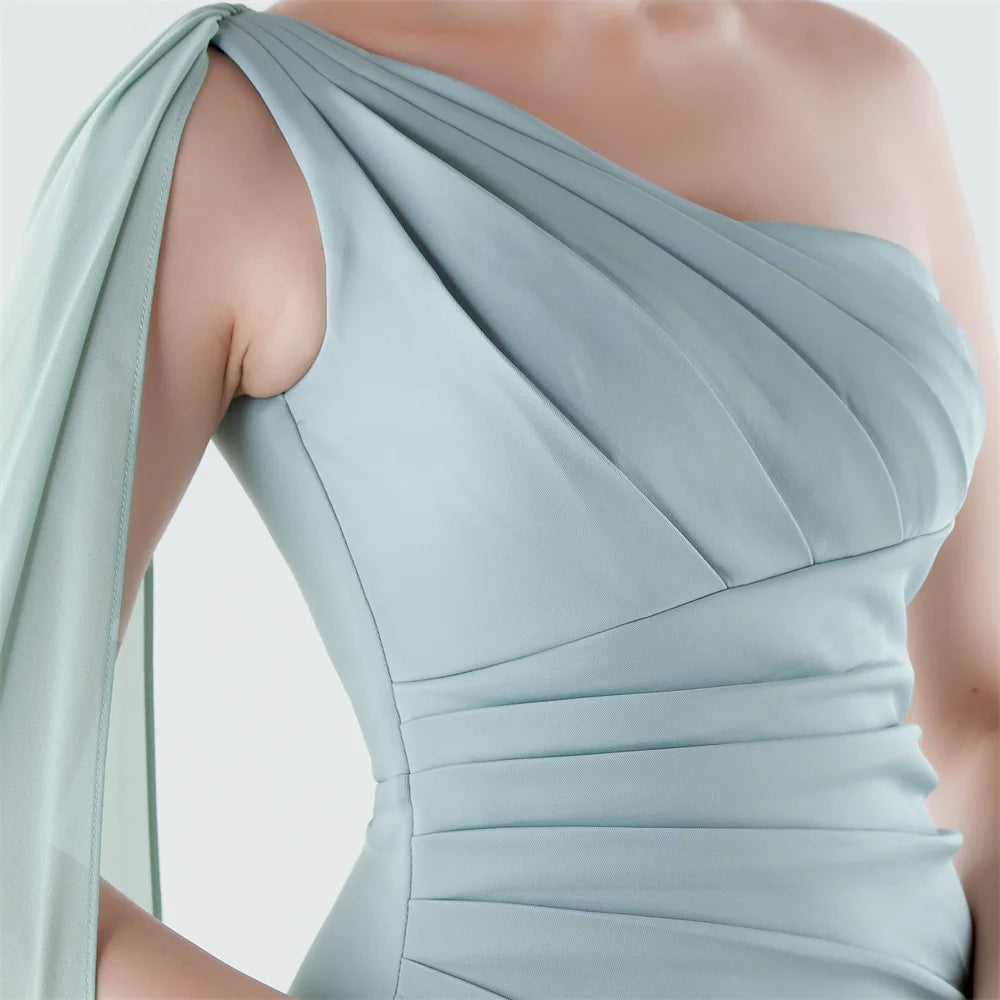 elegante vestido de sirena con abertura alta, corte ajustado, ideal para fiestas y graduaciones.