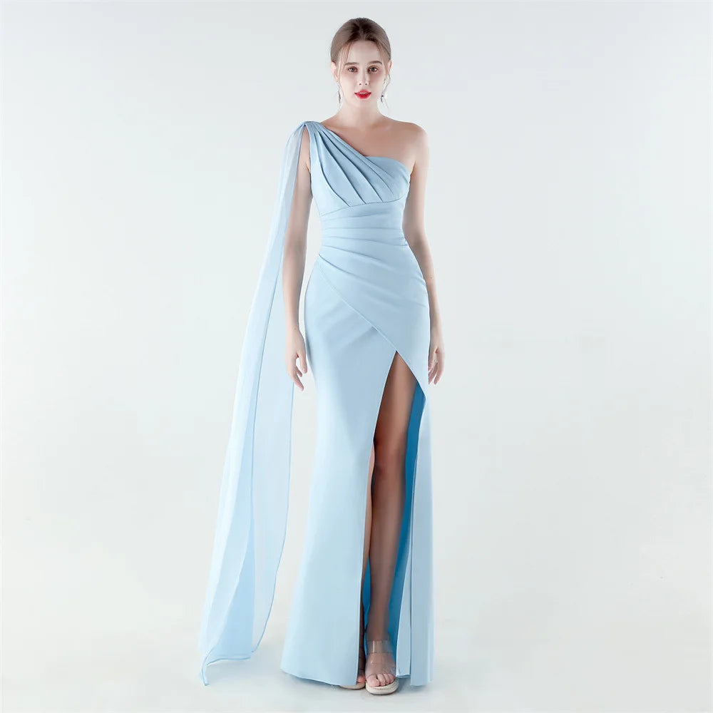 elegante vestido de sirena con abertura alta, corte ajustado, ideal para fiestas y graduaciones.