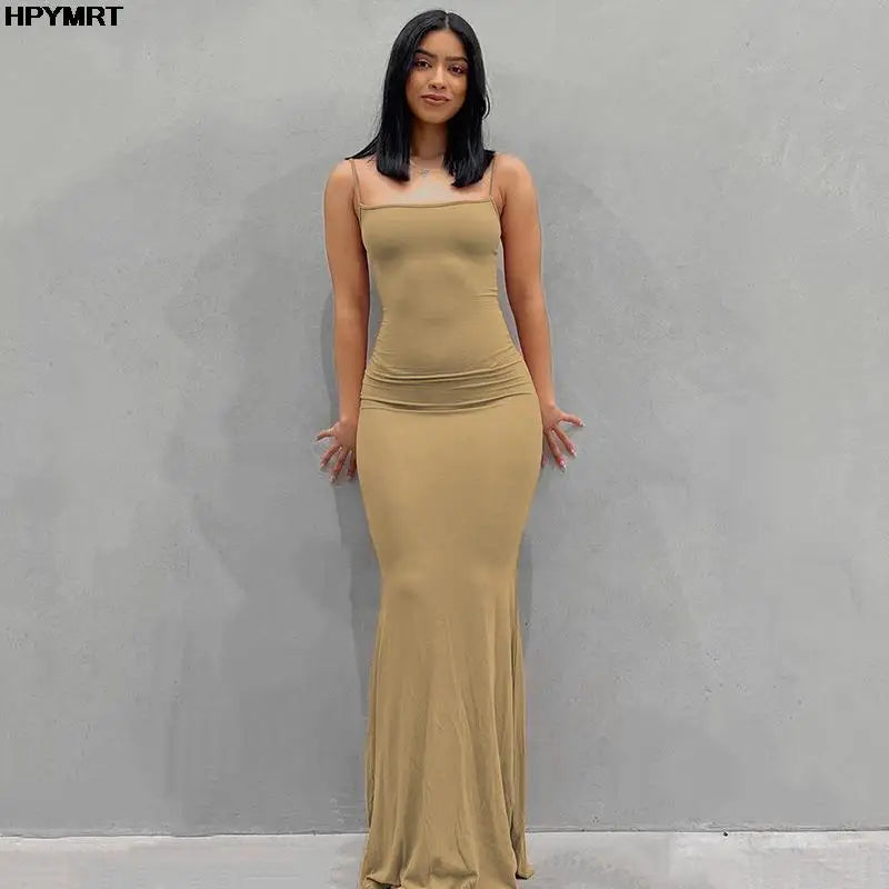 Vestido largo ajustado sin mangas y con espalda descubierta elegantes y ceñidos al cuerpo.