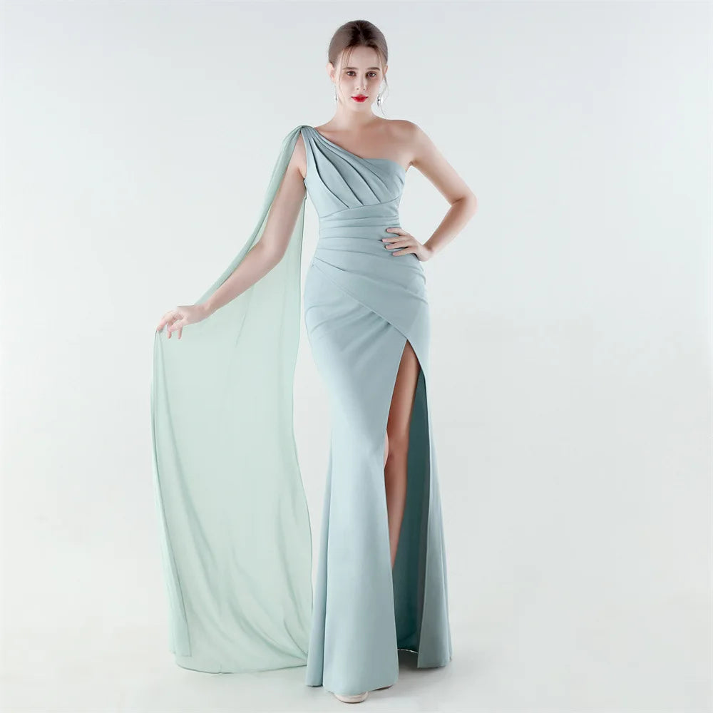 elegante vestido de sirena con abertura alta, corte ajustado, ideal para fiestas y graduaciones.