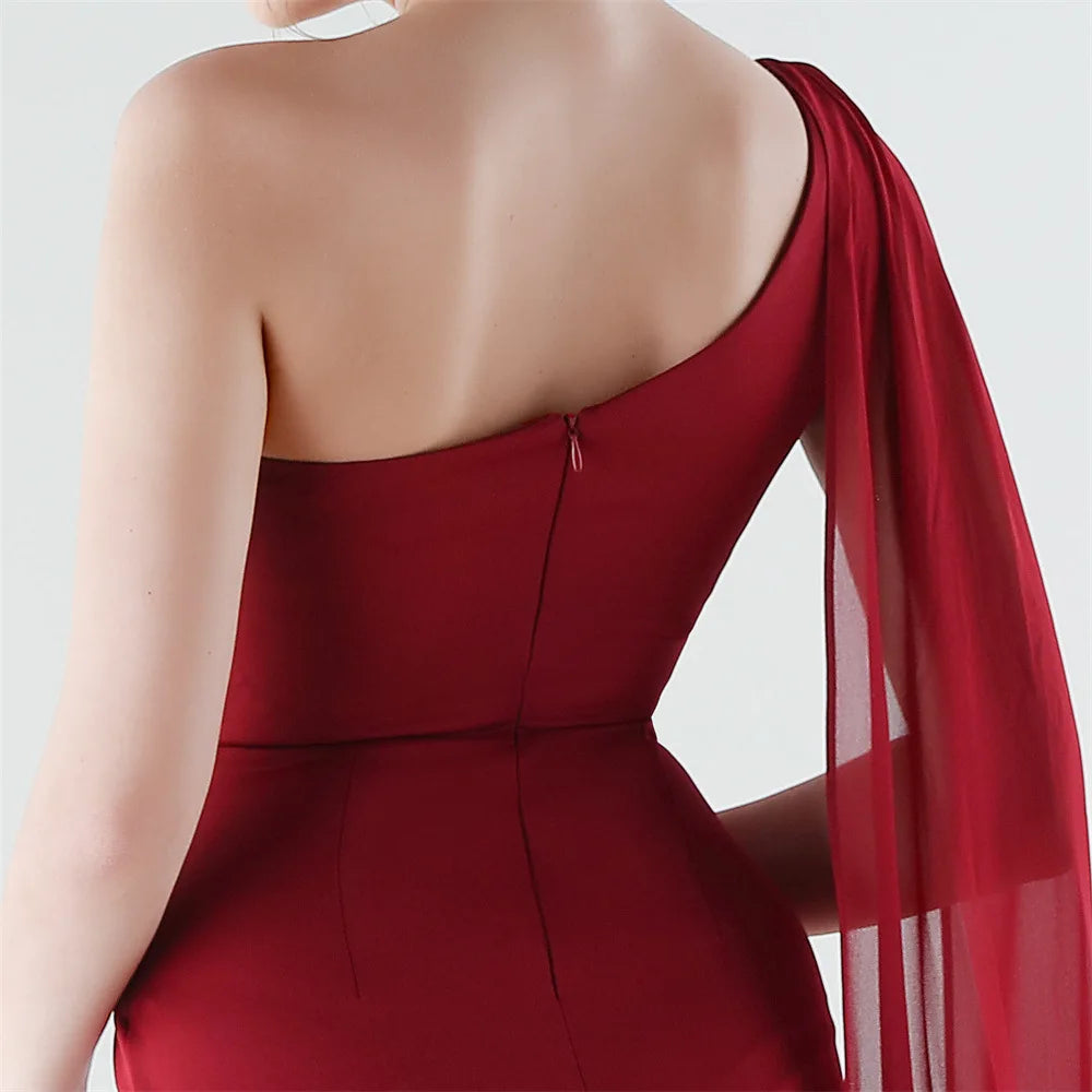 elegante vestido de sirena con abertura alta, corte ajustado, ideal para fiestas y graduaciones.