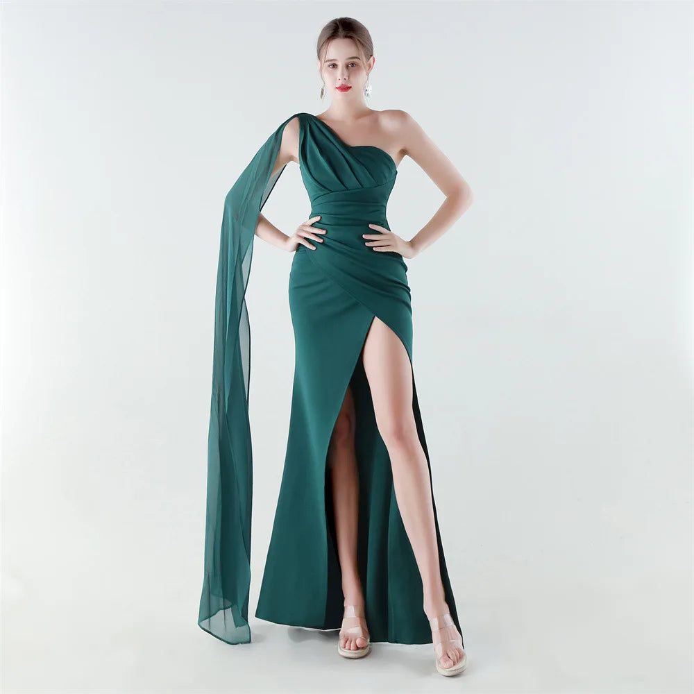elegante vestido de sirena con abertura alta, corte ajustado, ideal para fiestas y graduaciones.