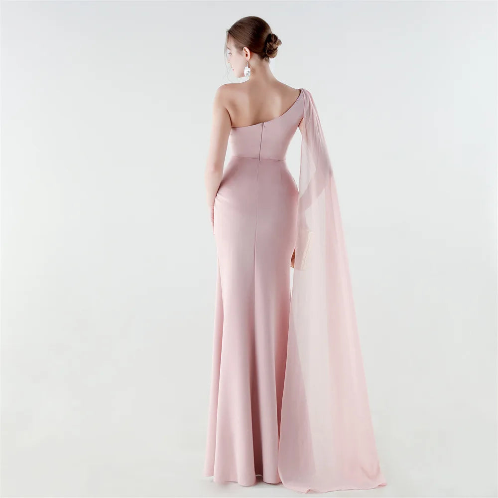 elegante vestido de sirena con abertura alta, corte ajustado, ideal para fiestas y graduaciones.